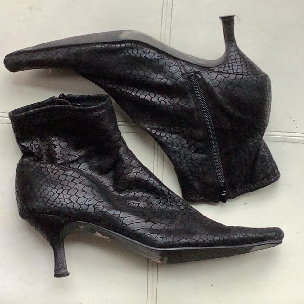 Black patterned boot